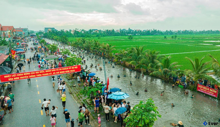 Hội đùa nơm được tổ chức trên sông Thống Nhất, thôn Thanh Kỳ, xã Chí Minh