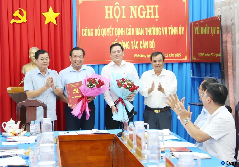 Hội nghị công bố quyết định của ban thường vụ tỉnh ủy về công tác cán bộ tại xã Vinh Kim