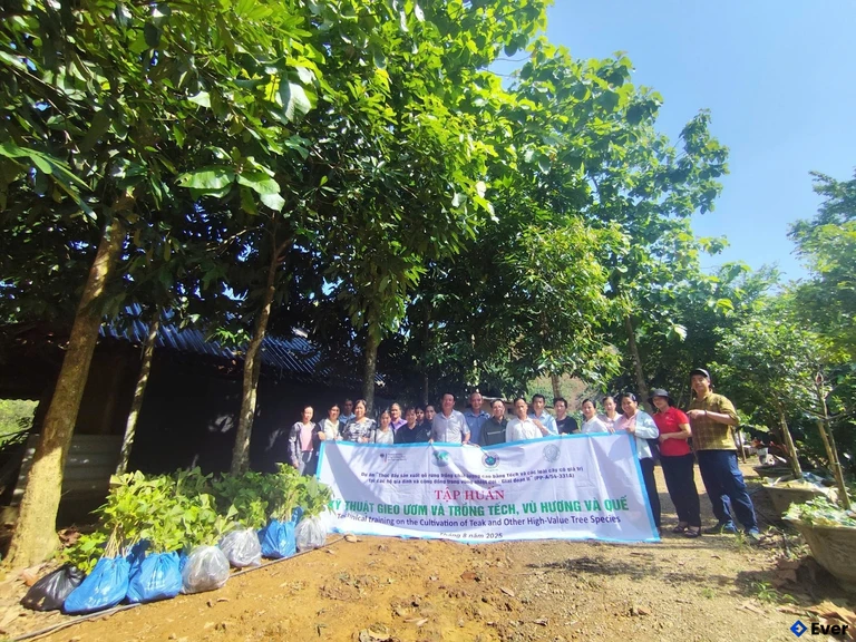 Hội Nông dân xã Lương Thịnh phối hợp Viện Khoa học Lâm nghiệp Việt Nam tập huấn kỹ thuật gieo ươm, trồng cây Tếch, Vù hương và Quế cho hội viên.