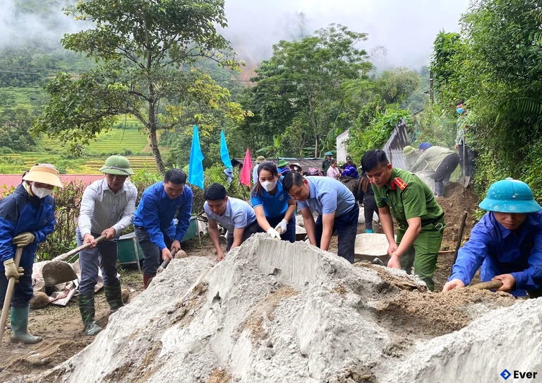 Huy động đông đảo lực lượng tham gia làm đường bê tông tại xã Mường Hum