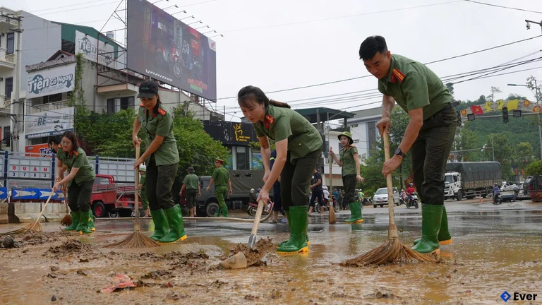 Khắc phục sau cơn bão số 10 tại xã Y Tý