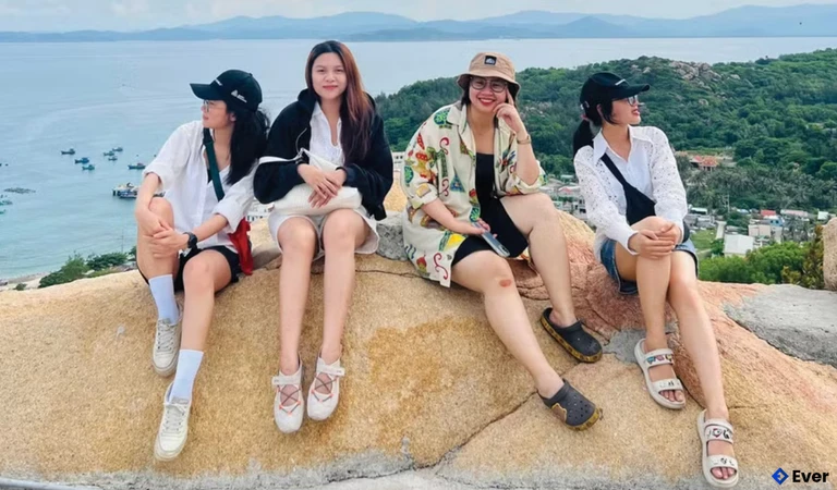 Khách du lịch check-in ở đảo Nhơn Châu