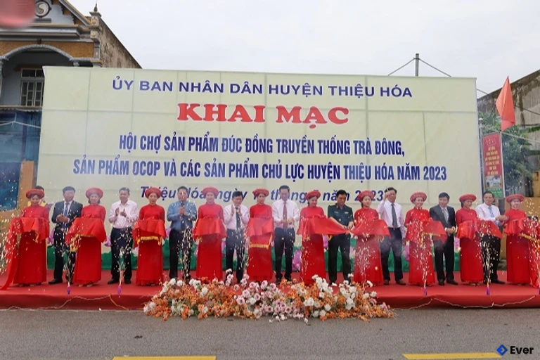 Khai mạc hội chợ sản phẩm đúc đồng truyền thống Trà Đông