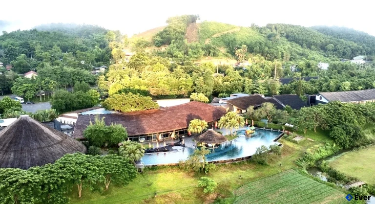 Khu du lịch Serena Resort Kim Bôi là điểm nghỉ dưỡng hấp dẫn trên địa bàn xã Hợp Kim