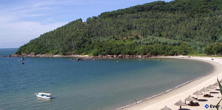 Khung cảnh bình yên tại biển Hải Hoà