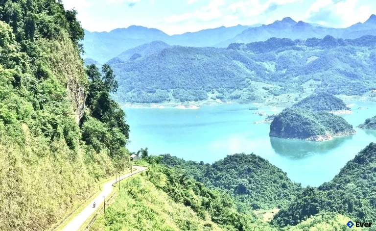 Khung cảnh thung lũng Ba Khan từ trên cao