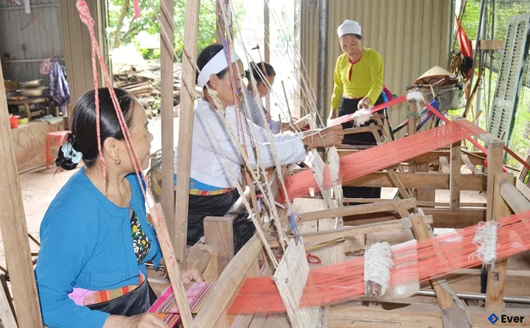 Khung cửi hồi sinh, nghề dệt thổ cẩm truyền thống được bảo tồn và phát huy