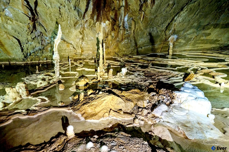 Kiến tạo hình “ruộng bậc thang” tuyệt đẹp trong hang Quả Na, xã Tùng Vài.
