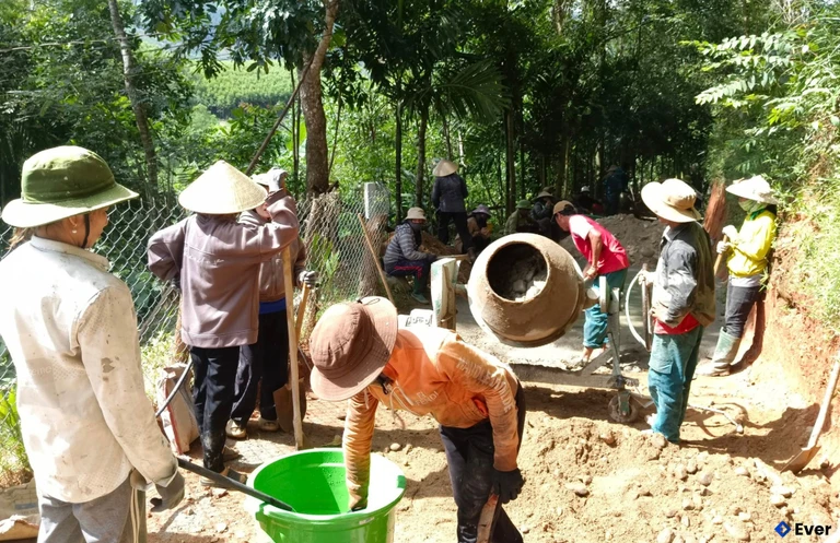 Làm mới 88m đường bê tông xi măng tại thôn Trà Nô