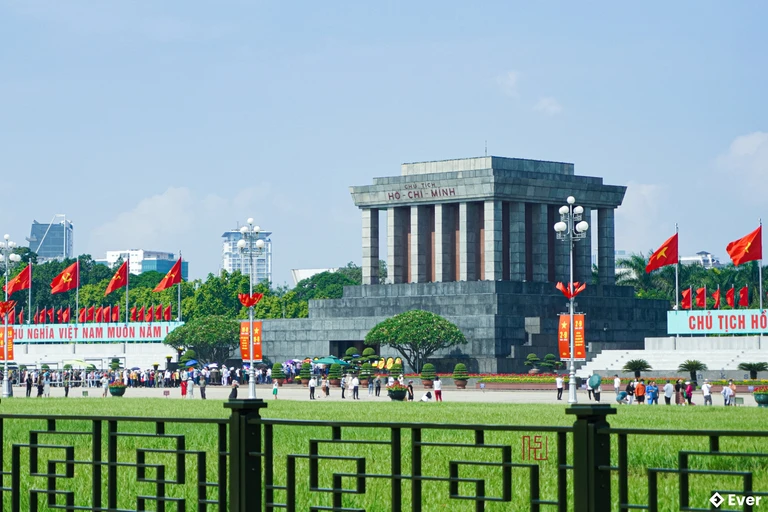 Lăng Chủ tịch Hồ Chí Minh nằm trong khuôn viên Quảng trường Ba Đình