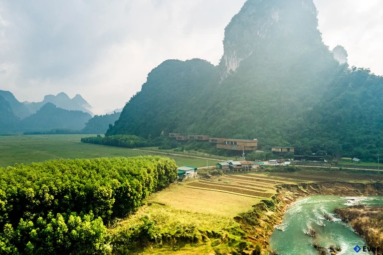 Làng du lịch cộng đồng Tân Hóa nổi bật với những ngôi nhà phao độc đáo