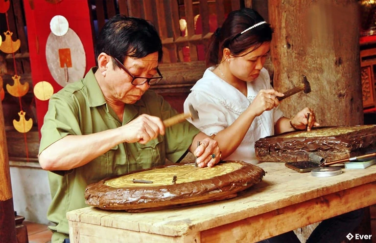 Làng nghề chạm bạc Đồng Xâm thuộc xã Hồng Thái
