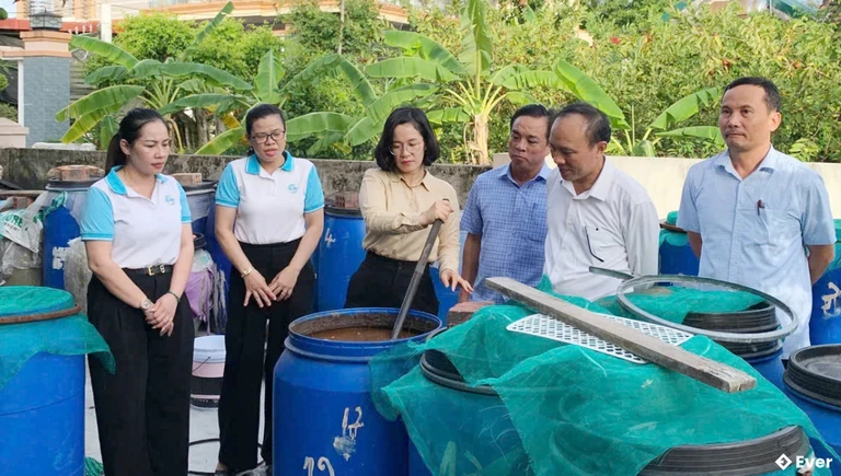 Lãnh đạo phường Bắc Gianh kiểm tra tình hình sản xuất, kinh doanh của người dân trên địa bàn