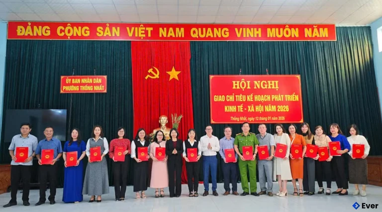 Lãnh đạo phường Thống Nhất trao quyết định giao chỉ tiêu kế hoạch phát triển kinh tế - xã hội năm 2026 cho các cơ quan, đơn vị, tổ dân phố, làng