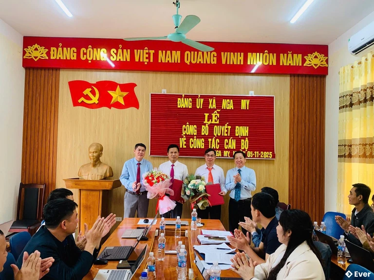 Lễ công bế quyết định về cán bộ tại xã Nga My
