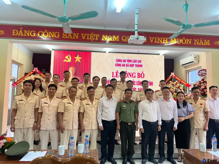 Lễ công bố Công an xã Hợp Thành
