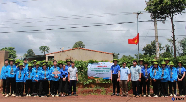 Lễ khởi công công trình “Thắp sáng đường quê” tại làng Ser Dơ Mó và Dơ Nông Ó