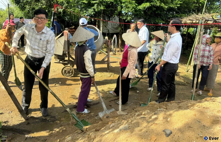 Lễ khởi công làm đường nông thôn