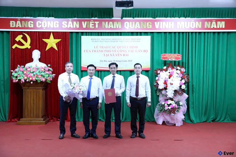 Lễ trao các quyết đinh của thành phố về công tác cán bộ tại xã Yên Bài