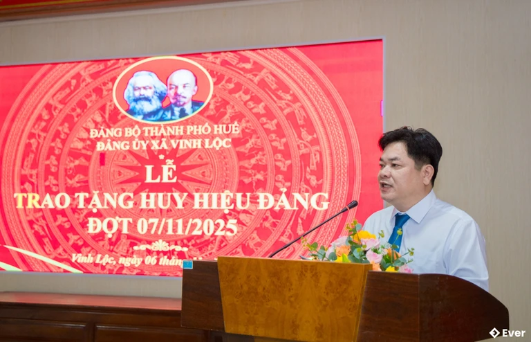 Lễ trao tặng huy hiệu Đảng Tại xã Vinh Lộc