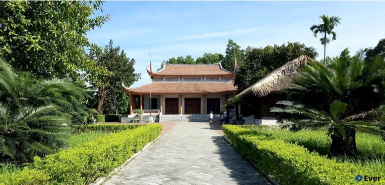 Lối vào Khu tưởng niệm Chủ tịch Hồ Chí Minh tại xã Hy Cương