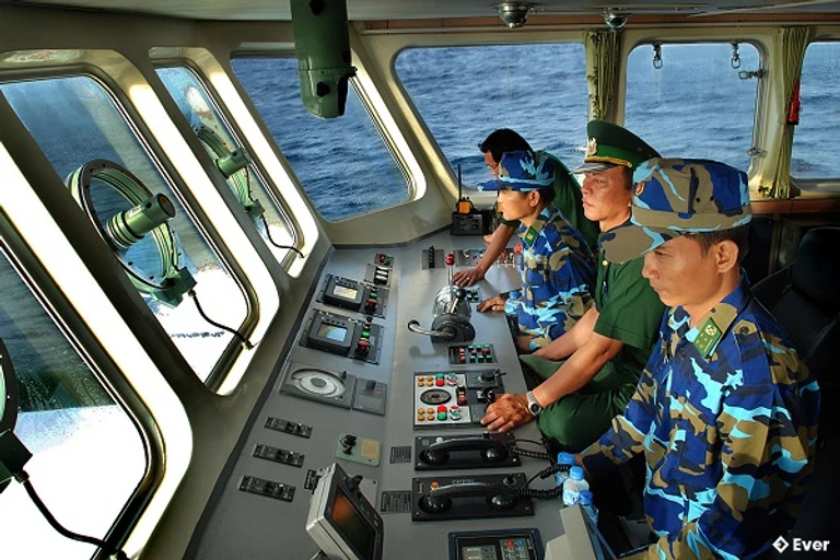 Lực lượng quân đội thực hiện tuần tra, canh gác, bảo vệ chủ quyền biển, đảo Hoàng Sa