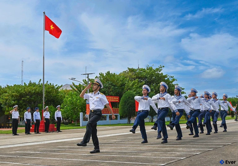 Lực lượng quân đội thực hiện tuần tra, canh gác, bảo vệ chủ quyền biển, đảo Hoàng Sa