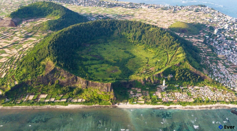 Miệng núi lửa Thới Lới trở thành hồ chứa nước cung cấp cho hoạt động sản xuất nông nghiệp ở Lý Sơn