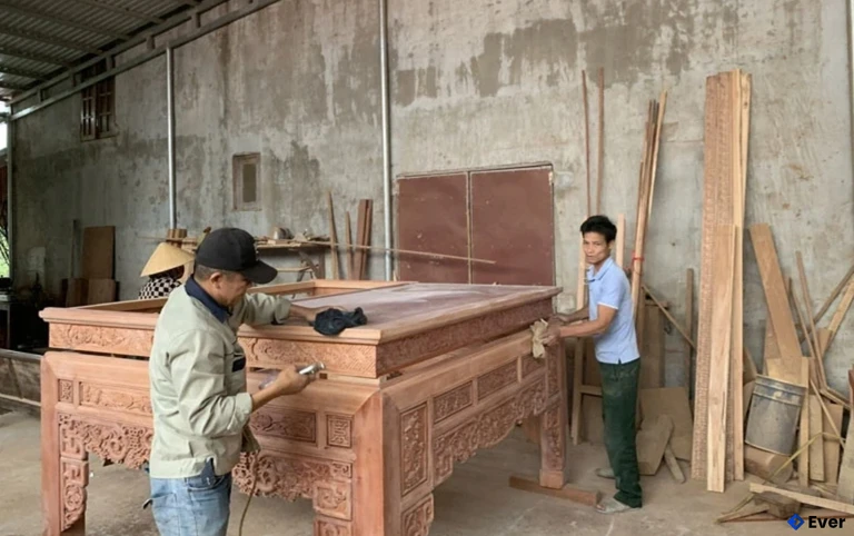 Một cơ sở sản xuất nghề mộc ở làng Đạt Tài, xã Hoằng Hóa