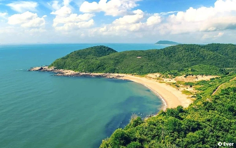 Một góc đảo Ngọc Vừng thuộc Huyện Vân Đồn