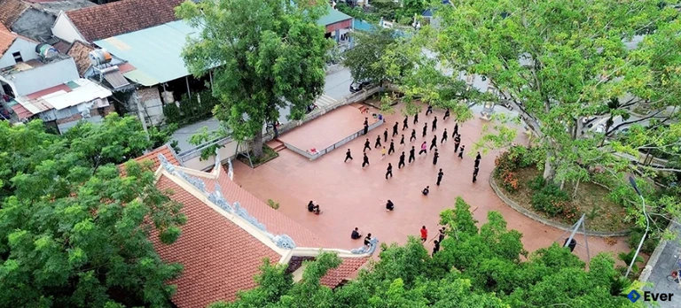 Một góc Miếu Trò nhìn từ trên cao tại xã Phùng Nguyên