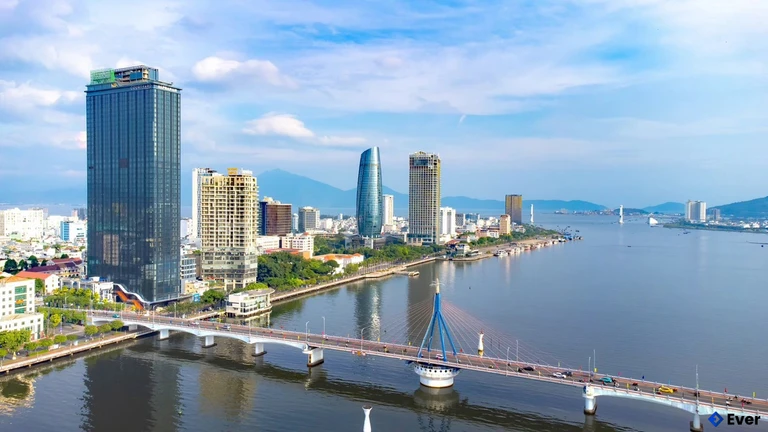 Một góc quận Hải Châu bên sông Hàn