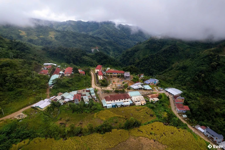 Một khu vực dân cư giữa núi đồi tại xã Trà Linh