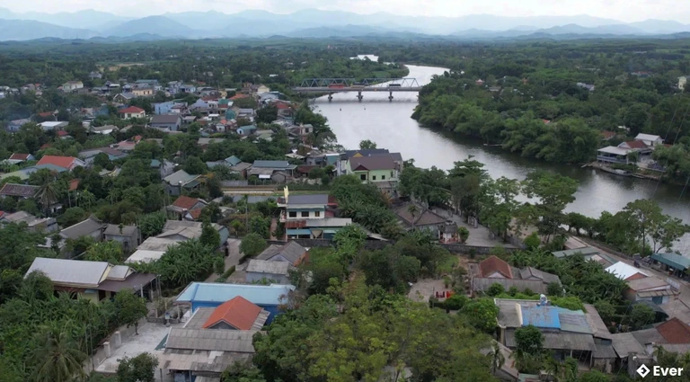 Một phần khu vực dân cư xã Nam Hải Lăng bên dòng sông Ô Lâu