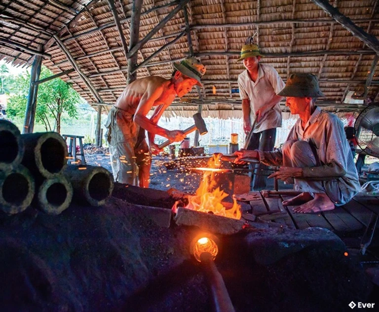 Nghề rèn làng nghề Phúc Sen gắn liền với đồng bào Nùng An