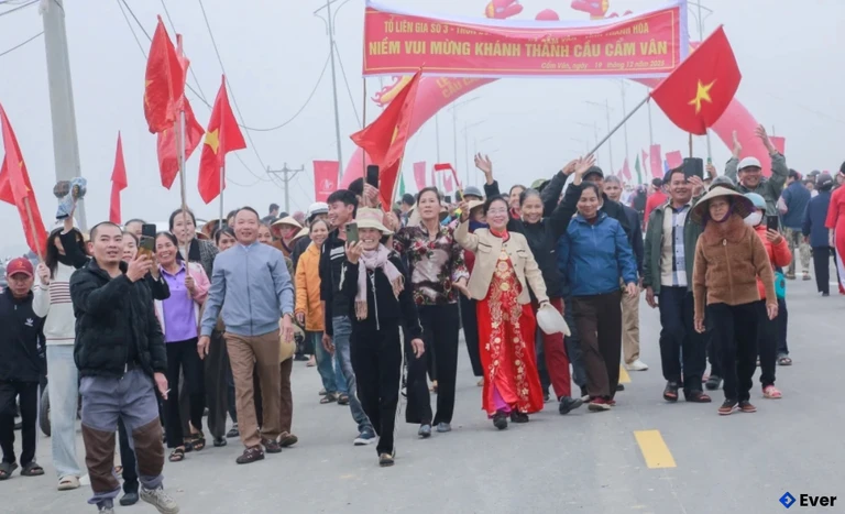 Người dân các xã Cẩm Vân và Cẩm Tân vui mừng thông xe kỹ thuật cầu Cẩm Vân