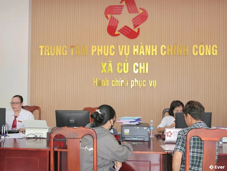 Người dân đến giải quyết hành chính tại xã Củ Chi