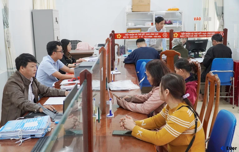 Người dân đến giải quyết thủ tục hành chính tại Trung tâm Phục vụ hành chính công xã Phú Ninh