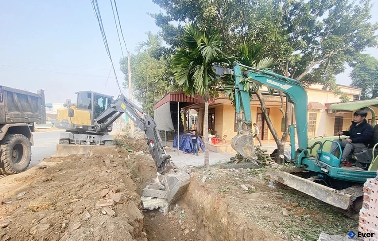 Người dân khu Sơn Hà, xã Cẩm Khê phối hợp với cơ quan chuyên môn di dời, tháo dỡ vật kiến trúc để bàn giao mặt bằng thực hiện dự án.