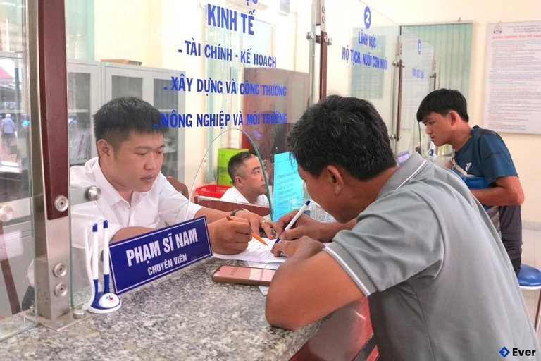 Người dân làm thủ tục hành chính tại xã Diên Điền