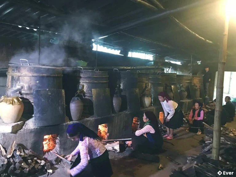 Người dân nấu rượu ngô bản phố