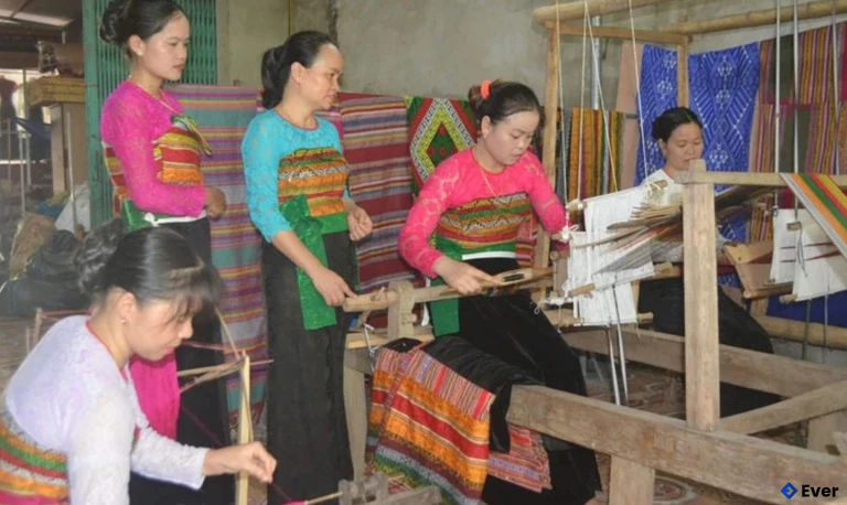 Người dân ở Mường Khoòng phát triển du lịch gắn với gìn giữ và phát huy bản sắc văn hóa dân tộc.