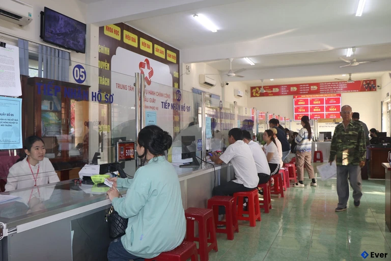 Người dân thực hiện thủ tục hành chính tại xã Dầu Giây