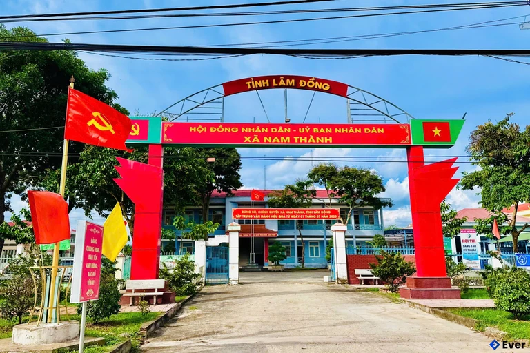 Người dân thực hiện thủ tục hành chính tại xã Nam Thành