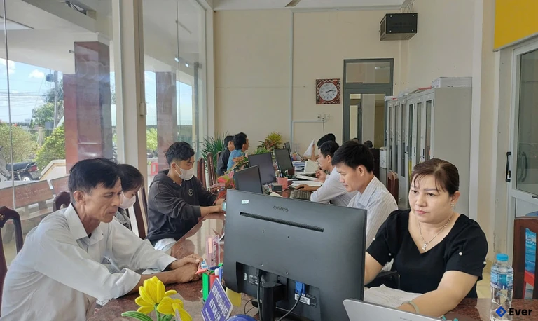 Người dân thực hiện thủ tục hành chính tại xã Tân Tây