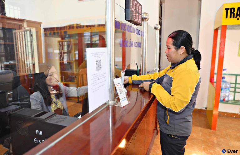 Người dân thực hiện thủ tục tại Trung tâm phục vụ hành chính xã Sơn Điền