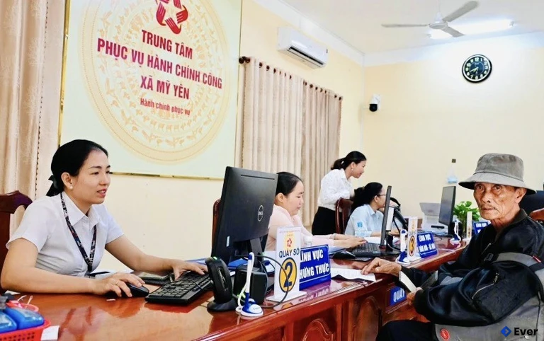 Người dân xã Mỹ Yên thực hiện thủ tục hành chính tại xã Mỹ Yên