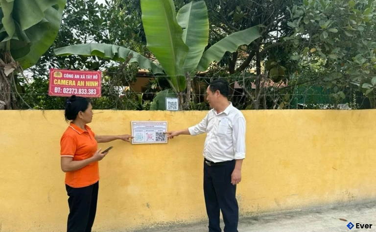 Người dân xã Thọ Long tra cứu thông tin của địa phương qua mã QR.