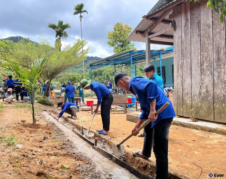 Người dân xã Trà Giáp cùng dọn vệ sinh, sửa chữa, chỉnh trang khuôn viên thôn