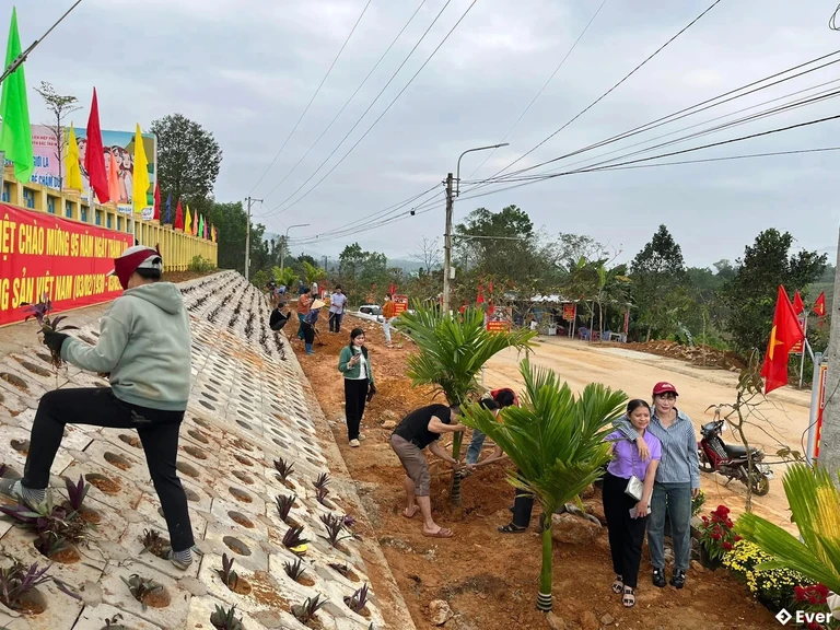 Người dân xã Trà Liên ra sức xây dựng nông thôn mới